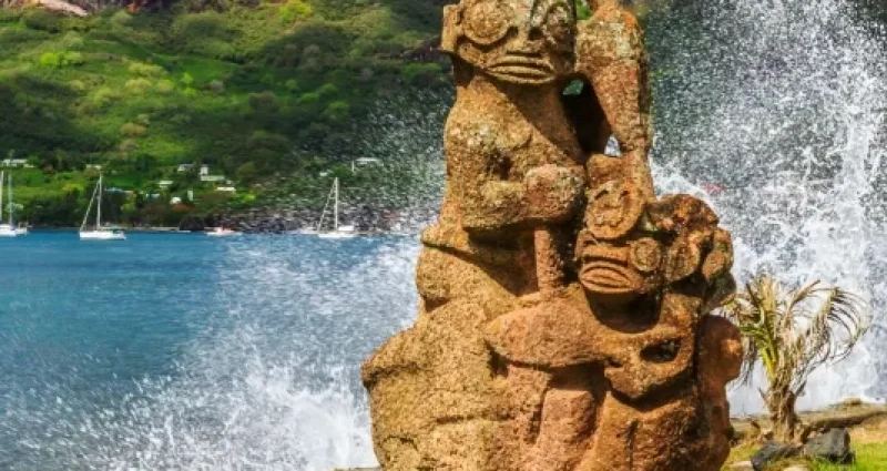 Marchesi: un tiki di pietra e l'oceano che batte