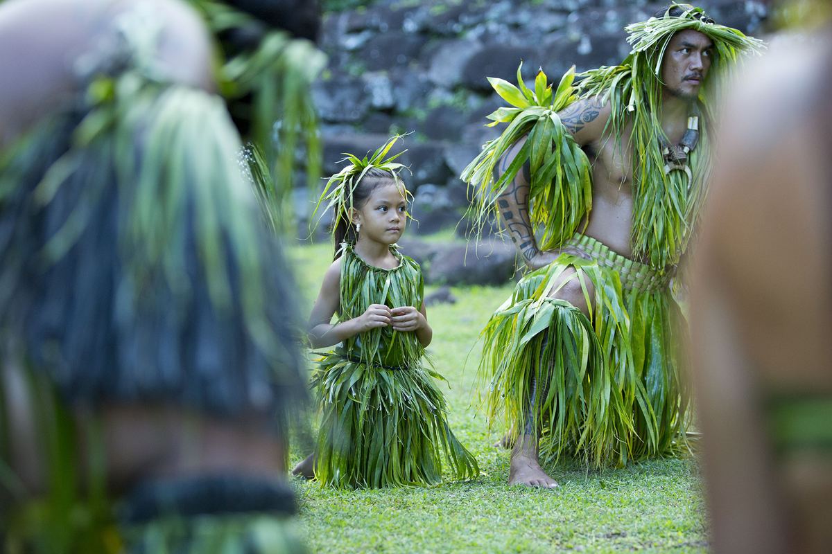 Danzatori in costume durante una cerimonia.