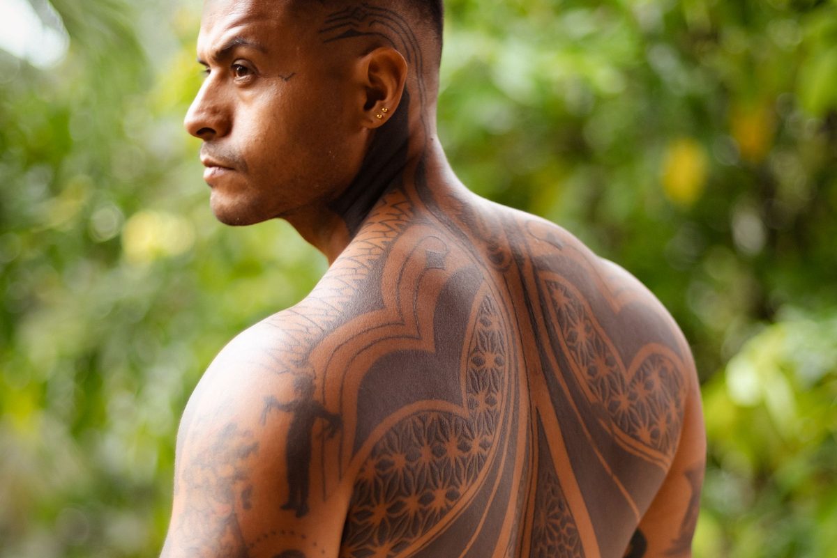 Un tatuaggio polinesiano tradizionale che copre spalle e schiena
